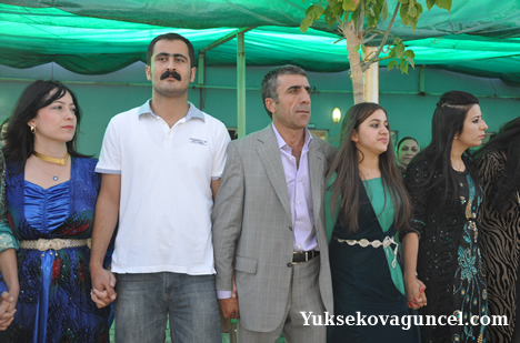 Yüksekova'da 15-16-Eylül 2012'de dünya evine giren çiftlerimizi sizlerler için sayfamıza taşıdık. Yüksekova Güncel Ailesi olarak tüm çiftlerimize mutluluklar dileriz. Fotoğraf & Görüntü: Yaşar KAPLAN- Sinan Akkurt