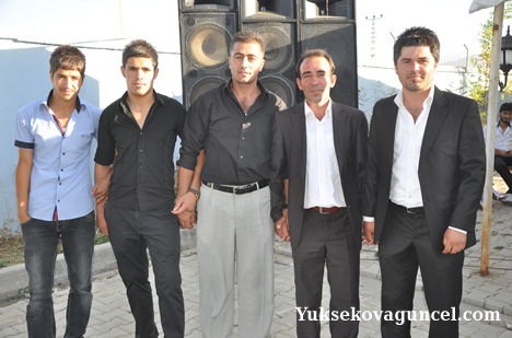 Yüksekova'da 15-16-Eylül 2012'de dünya evine giren çiftlerimizi sizlerler için sayfamıza taşıdık. Yüksekova Güncel Ailesi olarak tüm çiftlerimize mutluluklar dileriz. Fotoğraf & Görüntü: Yaşar KAPLAN- Sinan Akkurt