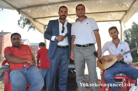 Yüksekova'da 15-16-Eylül 2012'de dünya evine giren çiftlerimizi sizlerler için sayfamıza taşıdık. Yüksekova Güncel Ailesi olarak tüm çiftlerimize mutluluklar dileriz. Fotoğraf & Görüntü: Yaşar KAPLAN- Sinan Akkurt