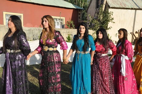 Yüksekova'da 15-16-Eylül 2012'de dünya evine giren çiftlerimizi sizlerler için sayfamıza taşıdık. Yüksekova Güncel Ailesi olarak tüm çiftlerimize mutluluklar dileriz. Fotoğraf & Görüntü: Yaşar KAPLAN- Sinan Akkurt