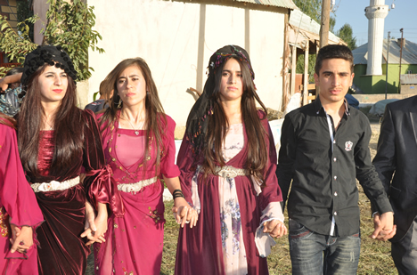 Yüksekova'da 15-16-Eylül 2012'de dünya evine giren çiftlerimizi sizlerler için sayfamıza taşıdık. Yüksekova Güncel Ailesi olarak tüm çiftlerimize mutluluklar dileriz. Fotoğraf & Görüntü: Yaşar KAPLAN- Sinan Akkurt