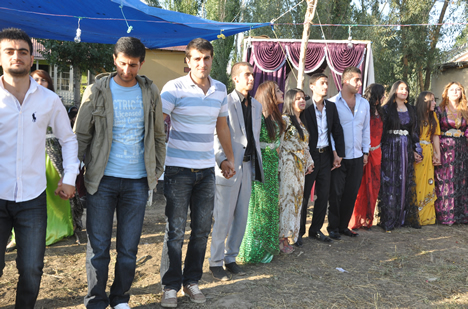 Yüksekova'da 15-16-Eylül 2012'de dünya evine giren çiftlerimizi sizlerler için sayfamıza taşıdık. Yüksekova Güncel Ailesi olarak tüm çiftlerimize mutluluklar dileriz. Fotoğraf & Görüntü: Yaşar KAPLAN- Sinan Akkurt