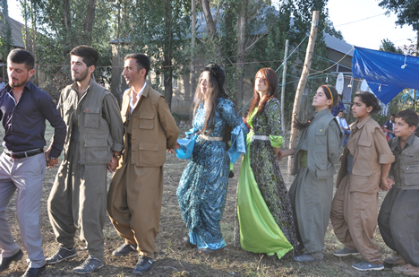 Yüksekova'da 15-16-Eylül 2012'de dünya evine giren çiftlerimizi sizlerler için sayfamıza taşıdık. Yüksekova Güncel Ailesi olarak tüm çiftlerimize mutluluklar dileriz. Fotoğraf & Görüntü: Yaşar KAPLAN- Sinan Akkurt