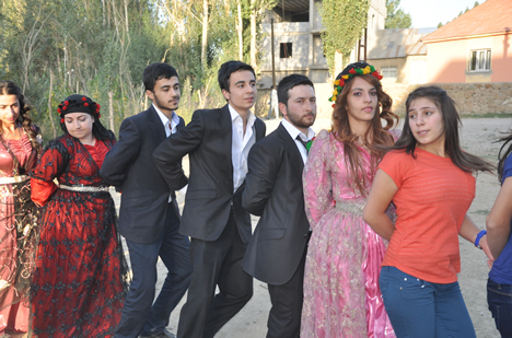 Yüksekova'da 15-16-Eylül 2012'de dünya evine giren çiftlerimizi sizlerler için sayfamıza taşıdık. Yüksekova Güncel Ailesi olarak tüm çiftlerimize mutluluklar dileriz. Fotoğraf & Görüntü: Yaşar KAPLAN- Sinan Akkurt