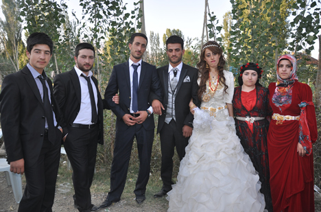 Yüksekova'da 15-16-Eylül 2012'de dünya evine giren çiftlerimizi sizlerler için sayfamıza taşıdık. Yüksekova Güncel Ailesi olarak tüm çiftlerimize mutluluklar dileriz. Fotoğraf & Görüntü: Yaşar KAPLAN- Sinan Akkurt