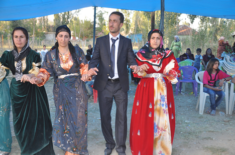 Yüksekova'da 15-16-Eylül 2012'de dünya evine giren çiftlerimizi sizlerler için sayfamıza taşıdık. Yüksekova Güncel Ailesi olarak tüm çiftlerimize mutluluklar dileriz. Fotoğraf & Görüntü: Yaşar KAPLAN- Sinan Akkurt