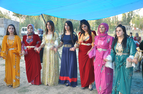 Yüksekova'da 15-16-Eylül 2012'de dünya evine giren çiftlerimizi sizlerler için sayfamıza taşıdık. Yüksekova Güncel Ailesi olarak tüm çiftlerimize mutluluklar dileriz. Fotoğraf & Görüntü: Yaşar KAPLAN- Sinan Akkurt