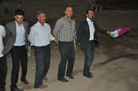 Yüksekova'da 15-16-Eylül 2012'de dünya evine giren çiftlerimizi sizlerler için sayfamıza taşıdık. Yüksekova Güncel Ailesi olarak tüm çiftlerimize mutluluklar dileriz. Fotoğraf & Görüntü: Yaşar KAPLAN- Sinan Akkurt