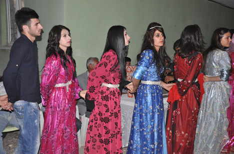 Yüksekova'da 15-16-Eylül 2012'de dünya evine giren çiftlerimizi sizlerler için sayfamıza taşıdık. Yüksekova Güncel Ailesi olarak tüm çiftlerimize mutluluklar dileriz. Fotoğraf & Görüntü: Yaşar KAPLAN- Sinan Akkurt