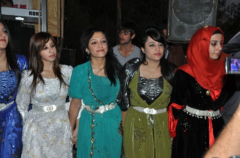 Yüksekova'da 15-16-Eylül 2012'de dünya evine giren çiftlerimizi sizlerler için sayfamıza taşıdık. Yüksekova Güncel Ailesi olarak tüm çiftlerimize mutluluklar dileriz. Fotoğraf & Görüntü: Yaşar KAPLAN- Sinan Akkurt