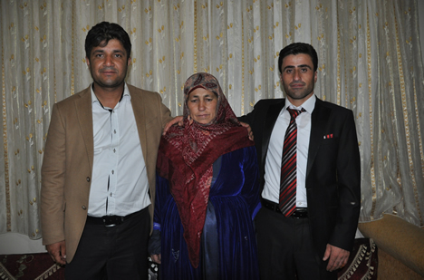 Yüksekova'da 15-16-Eylül 2012'de dünya evine giren çiftlerimizi sizlerler için sayfamıza taşıdık. Yüksekova Güncel Ailesi olarak tüm çiftlerimize mutluluklar dileriz. Fotoğraf & Görüntü: Yaşar KAPLAN- Sinan Akkurt