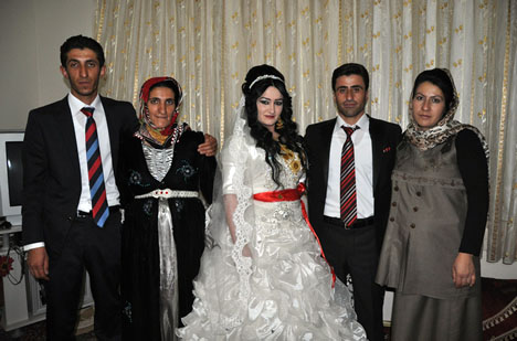 Yüksekova'da 15-16-Eylül 2012'de dünya evine giren çiftlerimizi sizlerler için sayfamıza taşıdık. Yüksekova Güncel Ailesi olarak tüm çiftlerimize mutluluklar dileriz. Fotoğraf & Görüntü: Yaşar KAPLAN- Sinan Akkurt