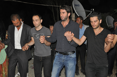 Yüksekova'da 15-16-Eylül 2012'de dünya evine giren çiftlerimizi sizlerler için sayfamıza taşıdık. Yüksekova Güncel Ailesi olarak tüm çiftlerimize mutluluklar dileriz. Fotoğraf & Görüntü: Yaşar KAPLAN- Sinan Akkurt