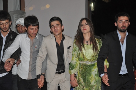 Yüksekova'da 15-16-Eylül 2012'de dünya evine giren çiftlerimizi sizlerler için sayfamıza taşıdık. Yüksekova Güncel Ailesi olarak tüm çiftlerimize mutluluklar dileriz. Fotoğraf & Görüntü: Yaşar KAPLAN- Sinan Akkurt