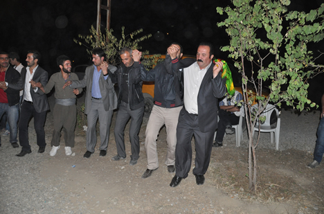 Yüksekova'da 15-16-Eylül 2012'de dünya evine giren çiftlerimizi sizlerler için sayfamıza taşıdık. Yüksekova Güncel Ailesi olarak tüm çiftlerimize mutluluklar dileriz. Fotoğraf & Görüntü: Yaşar KAPLAN- Sinan Akkurt