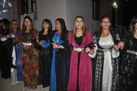 Yüksekova'da 15-16-Eylül 2012'de dünya evine giren çiftlerimizi sizlerler için sayfamıza taşıdık. Yüksekova Güncel Ailesi olarak tüm çiftlerimize mutluluklar dileriz. Fotoğraf & Görüntü: Yaşar KAPLAN- Sinan Akkurt