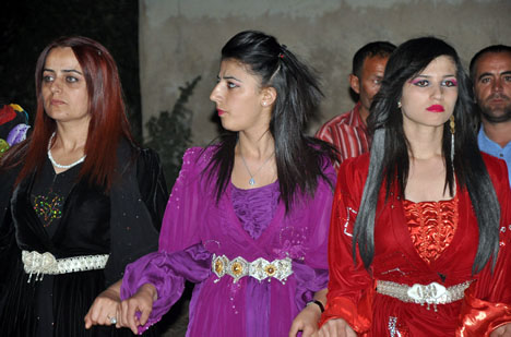 Yüksekova'da 15-16-Eylül 2012'de dünya evine giren çiftlerimizi sizlerler için sayfamıza taşıdık. Yüksekova Güncel Ailesi olarak tüm çiftlerimize mutluluklar dileriz. Fotoğraf & Görüntü: Yaşar KAPLAN- Sinan Akkurt