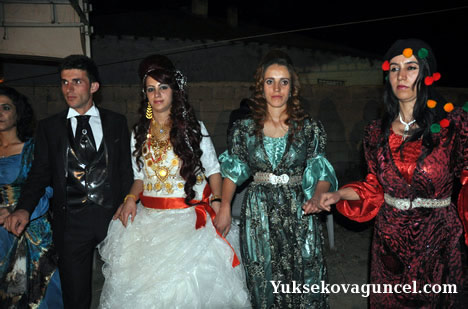 Yüksekova'da 15-16-Eylül 2012'de dünya evine giren çiftlerimizi sizlerler için sayfamıza taşıdık. Yüksekova Güncel Ailesi olarak tüm çiftlerimize mutluluklar dileriz. Fotoğraf & Görüntü: Yaşar KAPLAN- Sinan Akkurt