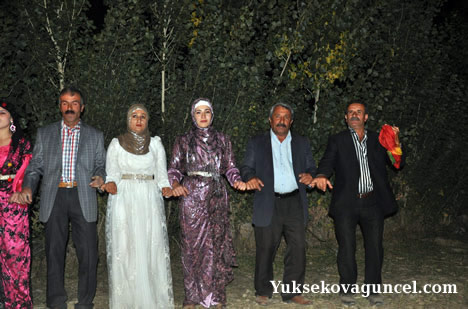 Yüksekova'da 15-16-Eylül 2012'de dünya evine giren çiftlerimizi sizlerler için sayfamıza taşıdık. Yüksekova Güncel Ailesi olarak tüm çiftlerimize mutluluklar dileriz. Fotoğraf & Görüntü: Yaşar KAPLAN- Sinan Akkurt