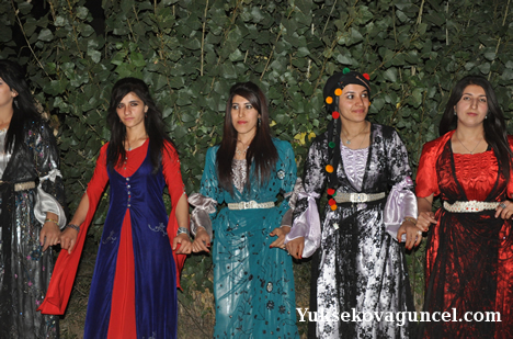 Yüksekova'da 15-16-Eylül 2012'de dünya evine giren çiftlerimizi sizlerler için sayfamıza taşıdık. Yüksekova Güncel Ailesi olarak tüm çiftlerimize mutluluklar dileriz. Fotoğraf & Görüntü: Yaşar KAPLAN- Sinan Akkurt