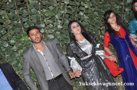 Yüksekova'da 15-16-Eylül 2012'de dünya evine giren çiftlerimizi sizlerler için sayfamıza taşıdık. Yüksekova Güncel Ailesi olarak tüm çiftlerimize mutluluklar dileriz. Fotoğraf & Görüntü: Yaşar KAPLAN- Sinan Akkurt
