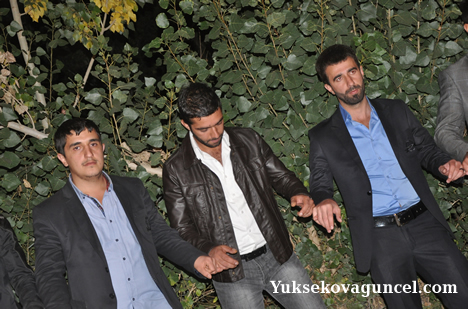 Yüksekova'da 15-16-Eylül 2012'de dünya evine giren çiftlerimizi sizlerler için sayfamıza taşıdık. Yüksekova Güncel Ailesi olarak tüm çiftlerimize mutluluklar dileriz. Fotoğraf & Görüntü: Yaşar KAPLAN- Sinan Akkurt