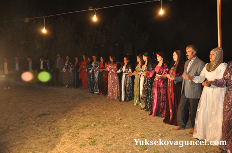 Yüksekova'da 15-16-Eylül 2012'de dünya evine giren çiftlerimizi sizlerler için sayfamıza taşıdık. Yüksekova Güncel Ailesi olarak tüm çiftlerimize mutluluklar dileriz. Fotoğraf & Görüntü: Yaşar KAPLAN- Sinan Akkurt