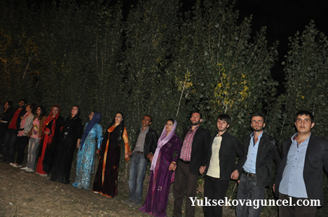 Yüksekova'da 15-16-Eylül 2012'de dünya evine giren çiftlerimizi sizlerler için sayfamıza taşıdık. Yüksekova Güncel Ailesi olarak tüm çiftlerimize mutluluklar dileriz. Fotoğraf & Görüntü: Yaşar KAPLAN- Sinan Akkurt