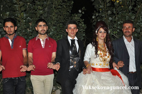 Yüksekova'da 15-16-Eylül 2012'de dünya evine giren çiftlerimizi sizlerler için sayfamıza taşıdık. Yüksekova Güncel Ailesi olarak tüm çiftlerimize mutluluklar dileriz. Fotoğraf & Görüntü: Yaşar KAPLAN- Sinan Akkurt