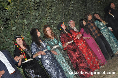 Yüksekova'da 15-16-Eylül 2012'de dünya evine giren çiftlerimizi sizlerler için sayfamıza taşıdık. Yüksekova Güncel Ailesi olarak tüm çiftlerimize mutluluklar dileriz. Fotoğraf & Görüntü: Yaşar KAPLAN- Sinan Akkurt