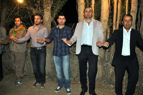 Yüksekova'da 15-16-Eylül 2012'de dünya evine giren çiftlerimizi sizlerler için sayfamıza taşıdık. Yüksekova Güncel Ailesi olarak tüm çiftlerimize mutluluklar dileriz. Fotoğraf & Görüntü: Yaşar KAPLAN- Sinan Akkurt