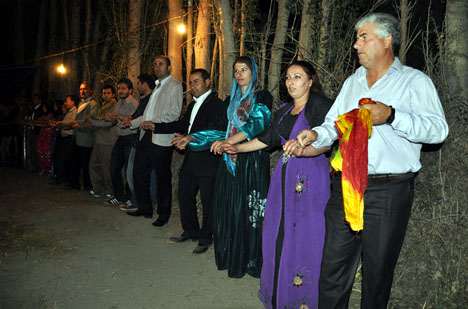 Yüksekova'da 15-16-Eylül 2012'de dünya evine giren çiftlerimizi sizlerler için sayfamıza taşıdık. Yüksekova Güncel Ailesi olarak tüm çiftlerimize mutluluklar dileriz. Fotoğraf & Görüntü: Yaşar KAPLAN- Sinan Akkurt