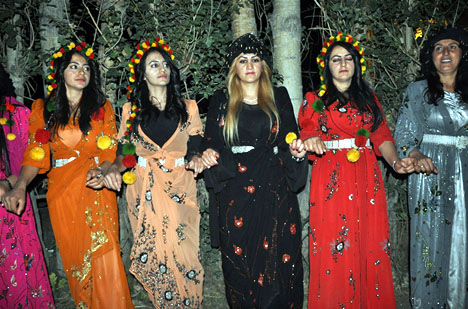 Yüksekova'da 15-16-Eylül 2012'de dünya evine giren çiftlerimizi sizlerler için sayfamıza taşıdık. Yüksekova Güncel Ailesi olarak tüm çiftlerimize mutluluklar dileriz. Fotoğraf & Görüntü: Yaşar KAPLAN- Sinan Akkurt