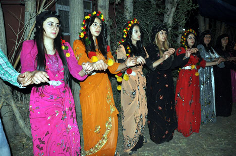 Yüksekova'da 15-16-Eylül 2012'de dünya evine giren çiftlerimizi sizlerler için sayfamıza taşıdık. Yüksekova Güncel Ailesi olarak tüm çiftlerimize mutluluklar dileriz. Fotoğraf & Görüntü: Yaşar KAPLAN- Sinan Akkurt