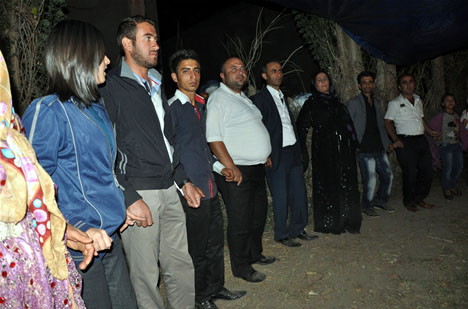 Yüksekova'da 15-16-Eylül 2012'de dünya evine giren çiftlerimizi sizlerler için sayfamıza taşıdık. Yüksekova Güncel Ailesi olarak tüm çiftlerimize mutluluklar dileriz. Fotoğraf & Görüntü: Yaşar KAPLAN- Sinan Akkurt