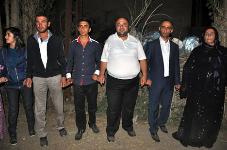 Yüksekova'da 15-16-Eylül 2012'de dünya evine giren çiftlerimizi sizlerler için sayfamıza taşıdık. Yüksekova Güncel Ailesi olarak tüm çiftlerimize mutluluklar dileriz. Fotoğraf & Görüntü: Yaşar KAPLAN- Sinan Akkurt