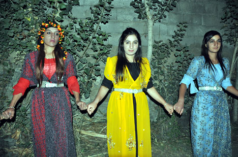 Yüksekova'da 15-16-Eylül 2012'de dünya evine giren çiftlerimizi sizlerler için sayfamıza taşıdık. Yüksekova Güncel Ailesi olarak tüm çiftlerimize mutluluklar dileriz. Fotoğraf & Görüntü: Yaşar KAPLAN- Sinan Akkurt