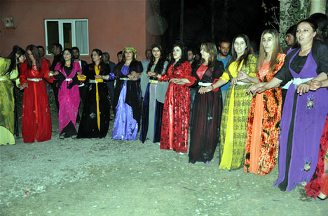 Yüksekova'da 15-16-Eylül 2012'de dünya evine giren çiftlerimizi sizlerler için sayfamıza taşıdık. Yüksekova Güncel Ailesi olarak tüm çiftlerimize mutluluklar dileriz. Fotoğraf & Görüntü: Yaşar KAPLAN- Sinan Akkurt