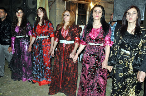 Yüksekova'da 15-16-Eylül 2012'de dünya evine giren çiftlerimizi sizlerler için sayfamıza taşıdık. Yüksekova Güncel Ailesi olarak tüm çiftlerimize mutluluklar dileriz. Fotoğraf & Görüntü: Yaşar KAPLAN- Sinan Akkurt