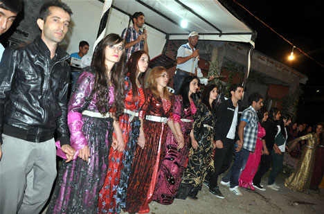 Yüksekova'da 15-16-Eylül 2012'de dünya evine giren çiftlerimizi sizlerler için sayfamıza taşıdık. Yüksekova Güncel Ailesi olarak tüm çiftlerimize mutluluklar dileriz. Fotoğraf & Görüntü: Yaşar KAPLAN- Sinan Akkurt