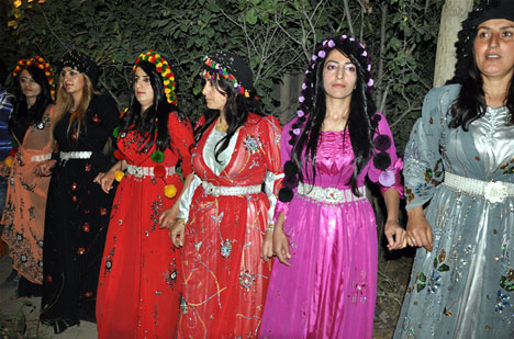 Yüksekova'da 15-16-Eylül 2012'de dünya evine giren çiftlerimizi sizlerler için sayfamıza taşıdık. Yüksekova Güncel Ailesi olarak tüm çiftlerimize mutluluklar dileriz. Fotoğraf & Görüntü: Yaşar KAPLAN- Sinan Akkurt