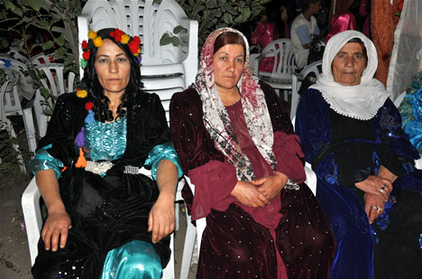 Yüksekova'da 15-16-Eylül 2012'de dünya evine giren çiftlerimizi sizlerler için sayfamıza taşıdık. Yüksekova Güncel Ailesi olarak tüm çiftlerimize mutluluklar dileriz. Fotoğraf & Görüntü: Yaşar KAPLAN- Sinan Akkurt