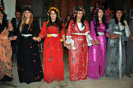 Yüksekova'da 15-16-Eylül 2012'de dünya evine giren çiftlerimizi sizlerler için sayfamıza taşıdık. Yüksekova Güncel Ailesi olarak tüm çiftlerimize mutluluklar dileriz. Fotoğraf & Görüntü: Yaşar KAPLAN- Sinan Akkurt