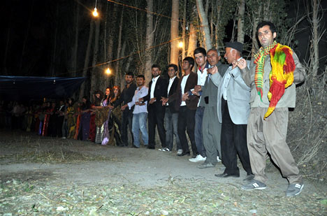 Yüksekova'da 15-16-Eylül 2012'de dünya evine giren çiftlerimizi sizlerler için sayfamıza taşıdık. Yüksekova Güncel Ailesi olarak tüm çiftlerimize mutluluklar dileriz. Fotoğraf & Görüntü: Yaşar KAPLAN- Sinan Akkurt