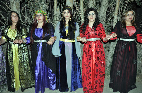 Yüksekova'da 15-16-Eylül 2012'de dünya evine giren çiftlerimizi sizlerler için sayfamıza taşıdık. Yüksekova Güncel Ailesi olarak tüm çiftlerimize mutluluklar dileriz. Fotoğraf & Görüntü: Yaşar KAPLAN- Sinan Akkurt