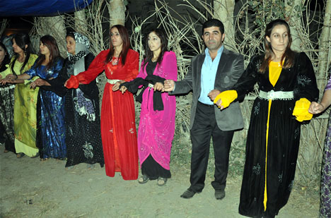 Yüksekova'da 15-16-Eylül 2012'de dünya evine giren çiftlerimizi sizlerler için sayfamıza taşıdık. Yüksekova Güncel Ailesi olarak tüm çiftlerimize mutluluklar dileriz. Fotoğraf & Görüntü: Yaşar KAPLAN- Sinan Akkurt