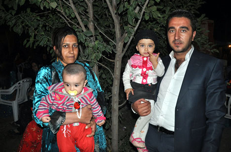 Yüksekova'da 15-16-Eylül 2012'de dünya evine giren çiftlerimizi sizlerler için sayfamıza taşıdık. Yüksekova Güncel Ailesi olarak tüm çiftlerimize mutluluklar dileriz. Fotoğraf & Görüntü: Yaşar KAPLAN- Sinan Akkurt
