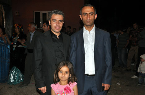 Yüksekova'da 15-16-Eylül 2012'de dünya evine giren çiftlerimizi sizlerler için sayfamıza taşıdık. Yüksekova Güncel Ailesi olarak tüm çiftlerimize mutluluklar dileriz. Fotoğraf & Görüntü: Yaşar KAPLAN- Sinan Akkurt