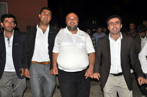 Yüksekova'da 15-16-Eylül 2012'de dünya evine giren çiftlerimizi sizlerler için sayfamıza taşıdık. Yüksekova Güncel Ailesi olarak tüm çiftlerimize mutluluklar dileriz. Fotoğraf & Görüntü: Yaşar KAPLAN- Sinan Akkurt