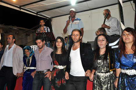 Yüksekova'da 15-16-Eylül 2012'de dünya evine giren çiftlerimizi sizlerler için sayfamıza taşıdık. Yüksekova Güncel Ailesi olarak tüm çiftlerimize mutluluklar dileriz. Fotoğraf & Görüntü: Yaşar KAPLAN- Sinan Akkurt